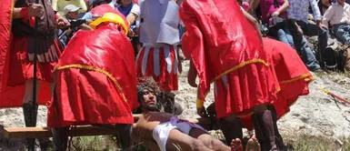 Recreación de vía crucis. Semana Santa: usuarios de TikTok se burlan de joven que interpretó a Jesús y se cayó de la cruz