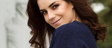 María Paz con fascinante vestido con volantes María Paz revela sus tres meses de embarazo y modela un encantador vestido