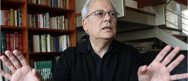 César Hildebrandt señala que Pedro Castillo necesita el permiso de Vladimir Cerrón para cambiar el gabinete ministerial. Hildebrandt: “Vamos a ver si Cerrón le da permiso a Castillo para tener un gabinete nuevo”