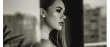 Jossmery Toledo luce bikini de cuadros vichy Jossmery Toledo disfruta de los últimos rayos de sol en España con bikini de cuadros vichy