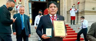 Alcalde Carlos Quispe Ledesma, investigado por el caso Los Tiranos del Centro, posa con la condecoración recibida. Pedro Castillo condecoró a alcalde vinculado a “Los Tiranos del Centro” que estuvo prófugo de la justicia