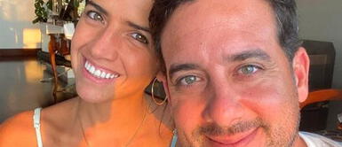 Óscar del Portal junto a esposa despliegan su complicidad al vestir Óscar del Portal junto a su esposa Vanessa Químper y su nostálgica complicidad al vestir igual