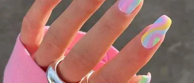 La mejor tendencia para llevar uñas El mejor diseño para uñas llega con las líneas curvas, desbordando la mejor tendencia para esta temporada