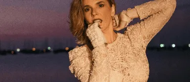 Johanna San Miguel con outfit vibrante y botas xl Johanna San Miguel enciende el otoño con un outfit vibrante y las botas XL en tendencia