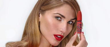 Alessia Rovegno con labial rojo Alessia Rovegno se deja seducir por el color más apasionante para inmortalizarlo en sus labios