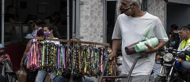 Pensionados en Venezuela recibirán la primera parte del pago correspondiente al mes de mayo. Foto: AFP/referencial Venezuela: jubilados reciben solo 28 dólares de pensión y venden caramelos para cubrir sus gastos