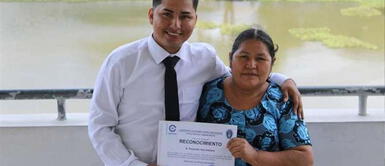 Vendiendo papa con huevo, madre logra que su hijo se gradúe de la universidad Madre logra que su hijo se gradúe de la universidad vendiendo papa con huevo