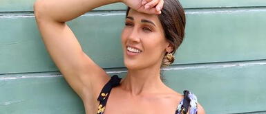 Tepha Loza con la tendencia del cropped blazer Tepha Loza se viste con un elegante outfit para hablar sobre su romance con Sergio Peña