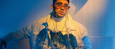 Bad Bunny y look en la MET Gala 2022 Bad Bunny debuta en la MET Gala 2022 con un elegante vestido de inspiración sartorial