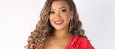 Paula Arias y falda de cuadros en París Paula Arias destila elegancia en París de la mano del estampado tartán y las botas XL