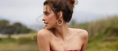 Milett Figueroa con bikini multicolor Milett Figueroa en medio del sunset captura su sensualidad femenina a cargo de un bikini multicolor