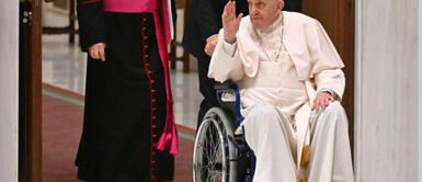 El papa Francisco aparece en silla de ruedas en la sala Pablo VI del Vaticano. ¿Por qué el papa Francisco apareció en silla de ruedas en la sala del Vaticano?