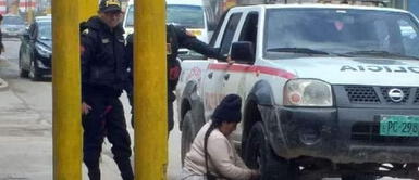 Conoce la historia de la mujer que repara llantas en Chilcas. Rompe paradigmas. Mujer se viraliza con su gran habilidad para reparar la llanta de un patrullero de la PNP