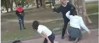 Mujer separa a cachetazos a dos chicas que se estaban agarrando a los golpes Mujer separa a cachetazos a dos chicas que se estaban agarrando a los golpes