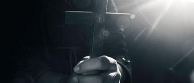 Participaron su padre, su madre, y su abuelo en el exorcismo de la menor, quien murió a causa de una asfixia. Participaron su padre, su madre, y su abuelo en el exorcismo de la menor, quien murió a causa de una asfixia.