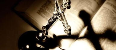 Participaron su padre, su madre, y su abuelo en el exorcismo de la menor, quien murió a causa de una asfixia. Participaron su padre, su madre, y su abuelo en el exorcismo de la menor, quien murió a causa de una asfixia.