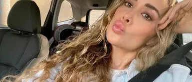 Ale Venturo lleva la tendencia de los ripped jeans Ale Venturo se apodera de la moda de jeans rotos en desenfadado look 'black and white'