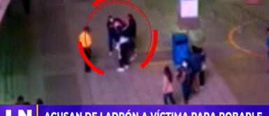 Joven es acusado de ladrón por mujeres que lo golpean y le roban sus pertenencias, alertan nueva modalidad de asalto. ¡Nueva modalidad de asalto! Joven es acusado de ladrón por mujeres que lo golpean y le roban sus pertenencias