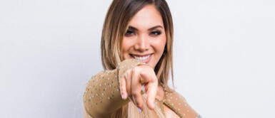 Isabel Acevedo y jeans cut out Isabel Acevedo lleva el poder de los jeans con aberturas en las caderas en atrevido look vintage