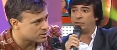 Diego Bertie y Carlos Carlín se besaron. Foto: capturas Latina Cuando Diego Bertie y Carlos Carlín se besaron frente a cámaras