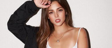 Luciana Fuster abraza lo infantil con un colorido accesorio y la tendencia del patchwork en un confort jean Luciana Fuster abraza lo infantil con un colorido accesorio y la tendencia del patchwork en un confort jean