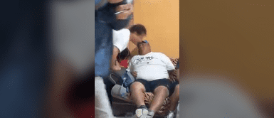 ‘Mayimbú’ cae dormido en reunión y amigo lo despierta con un beso ‘Mayimbú’ cae dormido en reunión y amigo lo despierta con un beso