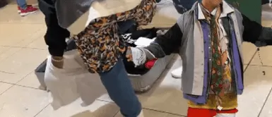 Frente al personal de aeropuerto y otros presentes, el hombre no dudó en colocarse en el cuerpo cada prenda que excedía en su equipaje. Viral: hombre que no quiso pagar exceso de equipaje se puso ropa tras ropa en el aeropuerto