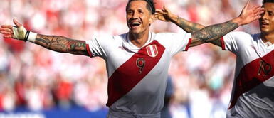 Gianluca Lapadula con look andino Gianluca Lapadula realiza oda a la moda artesanal andina con apoteósico look multicolor en Cusco