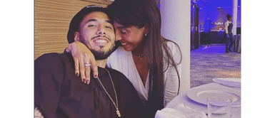 Mamá de Sergio Peña nos regala la cátedra perfecta de cómo lucir una gabardina para este otoño Claudia Flores, mamá de Sergio Peña, da cátedra sobre cómo lucir una gabardina este otoño