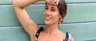 Tepha Loza con chaleco con estampado de ajedrez Tepha Loza hace oda al estampado de ajedrez en elegante outfit con botas de piel negra