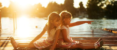 La conmovedora carta a una hermana menor te ayudará a expresar el cariño que sientes hacia esa amiga del mismo ADN. Cartas a mi hermana menor: "Yo siempre te cuidaré y protegeré de todo mal"