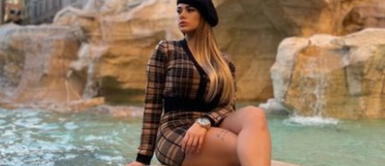 Jossmery Toledo con botines de calcetin Jossmery Toledo se apodera de unos seductores botines de calcetín en imponente look total black