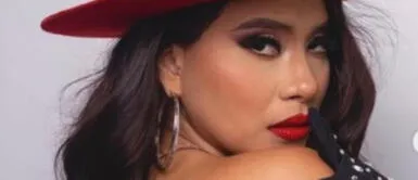 Thamara Gómez con look retro Thamara Gómez realiza duelo de estilo con Chris Soifer llevando vibrante look psicodélico