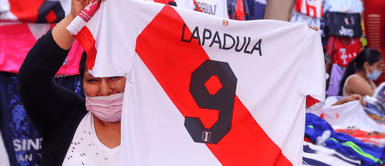 Comerciantes de Gamarra rematan mercadería sobrante alusiva al Mundial Comerciantes de Gamarra rematan mercadería sobrante alusiva al Mundial