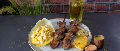 Anticuchos que podrás disfrutar en Estación 34 Conoce el restaurante donde podrás conseguir seis paradas de comida bajo el concepto de estación de tren