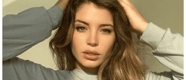 Flavia Laos conquista Tailandia marcando su propio paso con la moda más western jamás vista Flavia Laos lleva el estilismo western en unas preciadas botas cowboy hasta Tailandia