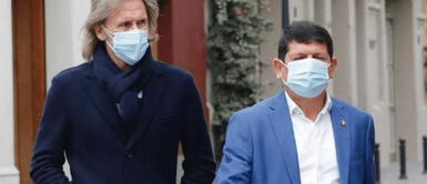 El presidente de la FPF, Agustín Lozano, prioriza ahora la continuidad de Juan Carlos Oblitas. Agustín Lozano llamó de urgencia a Ricardo Gareca para convencerlo con jugoso contrato | VIDEO