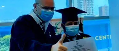 Alumno con leucemia se gradúa Alumno con leucemia no puede acudir a su graduación y su rector acude al hospital para darle su diploma