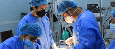 Recomiendan hacerse chequeo oncológico preventivo anualmente. Médicos salvan vida a mujer de 26 años tras extirparle tumor gigante de 15 kilos