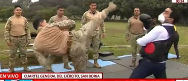 Fernando Llanos: reportero de América TV es noqueado por militar durante enlace en vivo | video Reportero es 'noqueado' por militar durante enlace en VIVO | VIDEO