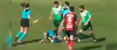 Futbolista de 34 años fue expulsado de su equipo. Jugador recibe máxima sensación tras atacar a árbitra por la espalda
