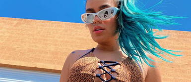 Karol G impacta con radical cambio de look que expone al rojo cereza como tendencia capilar Karol G impacta con radical cambio de look que expone al rojo cereza como tendencia capilar