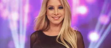 Sofia Franco con vestido de estampado Sofía Franco se deja seducir por toda la fuerza visual de los vestidos de pañuelo en mágico look