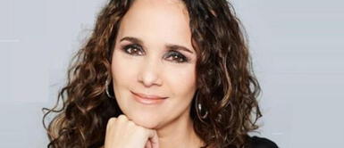 Érika Villalobos con peinado clásico Érika Villalobos revive look del recuerdo con vestido de estampado con escote palabra de honor