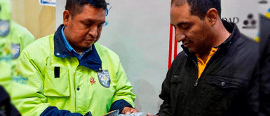 Miraflores: sereno devuelve billetera con más de 800 dólares que se le cayó a ciudadano Miraflores: sereno devuelve billetera con más de 800 dólares que se le cayó a ciudadano