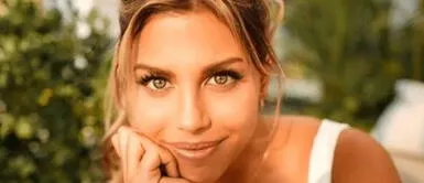 Alondra García con look tie dye Alondra García Miró exhibe toda la explosión visual del tie dye en un outfit fresco y funcional