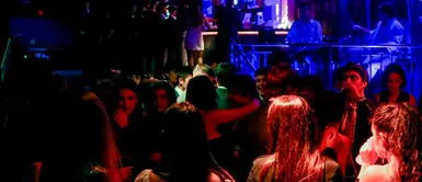 Mujeres en discoteca Alertan sobre pinchazos con jeringas a mujeres dentro de discotecas