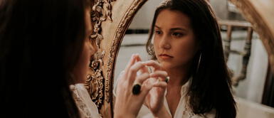 Descubre todos los significados de soñar que te ves a un espejo. ¿Te has preguntado qué significa soñar con un espejo? La respuesta podría asustarte