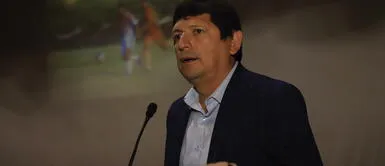 Agustín Lozano presentó entre bombos y platillos a Juan Máximo Reynoso como entrenador de la selección peruana Agustín Lozano es cuestionado por presunto plagio en su tesis de maestría