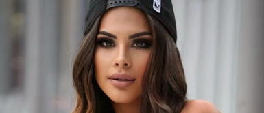 Tefi Valenzuela con osado corsé y pantalones holgados Tefi Valenzuela celebra su regreso a Lima con un apoteósico look de corsé y onda glam rock